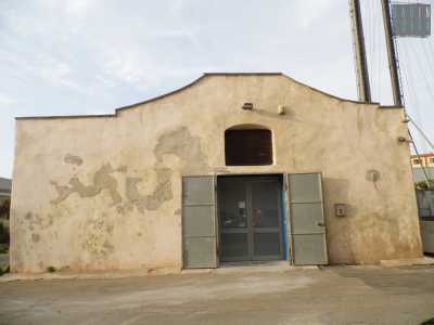 La bottega di Luigi, nel rione Croce-Tamburi di Taranto